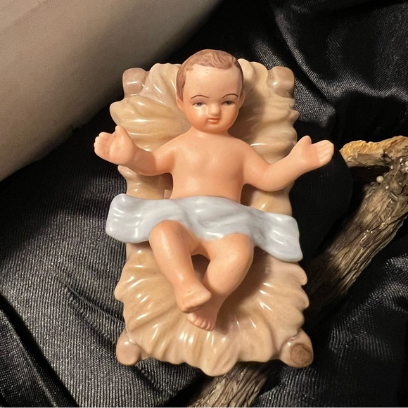 Royal Doulton Nativity Set - Picture 2 of 6